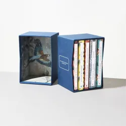 Standard booklet box with magnetic closure for secure packaging